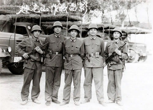 002鞠振江（右一）1985参战时与战友合影留念。资料