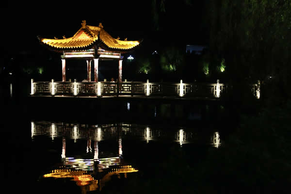 河南淮滨：淮河岸畔西湖夜色美